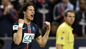 Edinson Cavani cieszy się z gola