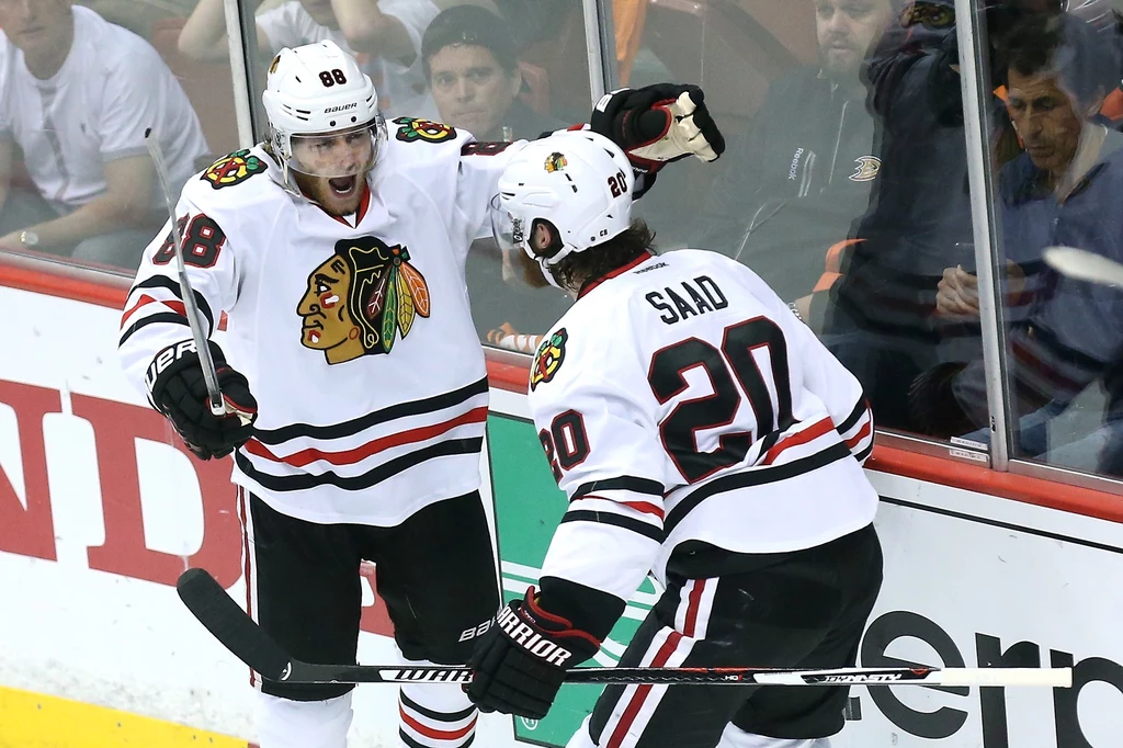 Patrick Kane (z lewej) i Brandon Saad Patrick Kane (z lewej) i Brandon Saad