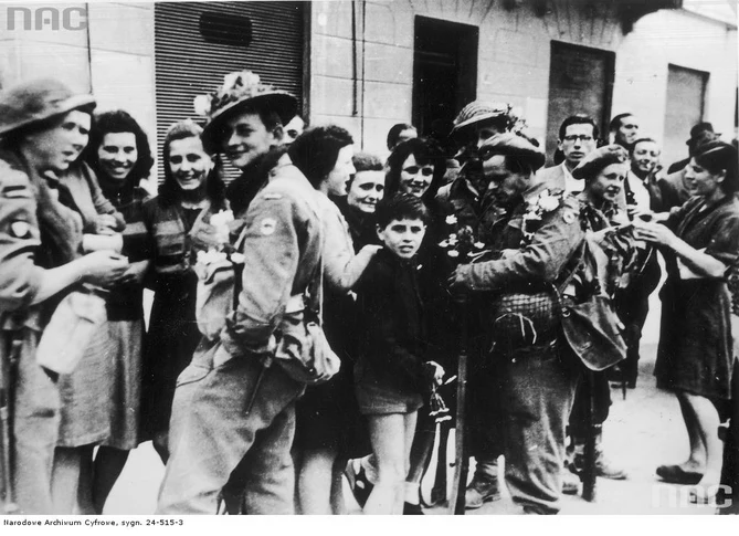 Kresowiacy z 5. DP w wyzwolonej Bolonii - 21 kwietnia 1945 r.