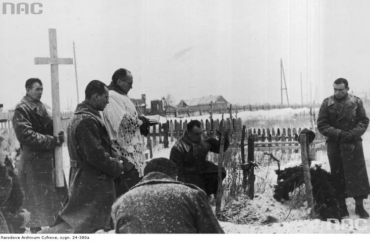 Wyrwani z piekła łagrów trafili do Armii Polskiej w ZSRR. Buzułuk, zima 1941/42, pogrzeb żołnierza na sowieckiej ziemi