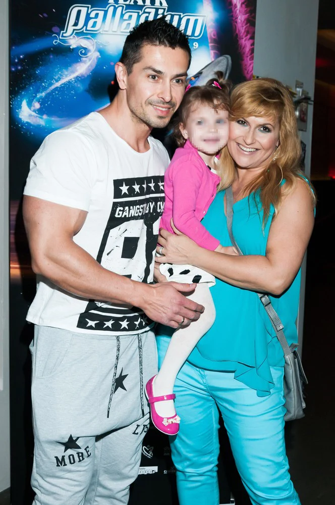 Kasia Skrzynecka z mężem i córką Kasia Skrzynecka z mężem i córką