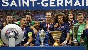 Javier Pastore (pierwszy z lewej) wraz z kolegami z PSG i wszystkimi trofeami wywalczonymi w tym sezonie