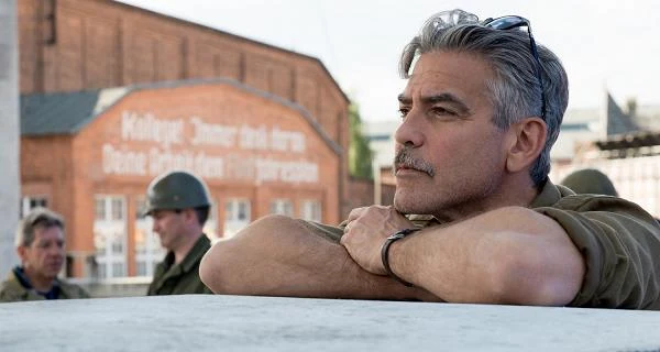 "Obrońcy skarbów" (2014) to od początku do końca dzieło Clooneya - napisał scenariusz do filmu, wyreżyserował go i zagrał w nim główną rolę. To historia oparta na faktach. Oto pod koniec drugiej wojny światowej grupa cywilów przywdziewa mundury i wyrusza wprost w paszczę lwa, na terytorium III Rzeszy, by odzyskać zagrabione przez nazistów dzieła sztuki - skarby europejskiej cywilizacji.