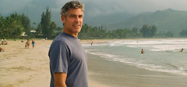 "Spadkobiercy" (2011) to kameralny dramat, w którym George Clooney zagrał nieco wbrew swojego wizerunkowi. "To już nie zabawny, inteligentny i wygłaszający ironiczne uwagi przystojniak w świetnie skrojonym garniturze, tylko zagubiony, niepewny siebie i głęboko zraniony ojciec rodziny w krótkich spodenkach, wzorzystych koszulach i japonkach" - pisał nasz recenzent Krystian Zając. Clooney za tę kreację otrzymał Złotego Globa w kategorii najlepszy aktor w dramacie, był też nominowany do Oscara.