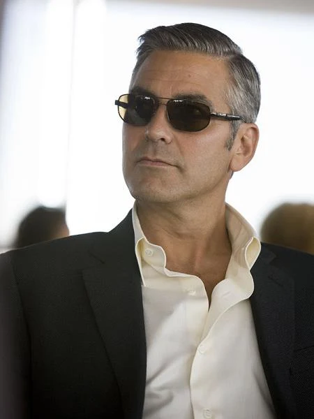 Dzięki roli w serii Stevena Soderbergha "Ocean's Eleven" George Clooney stał się gwiazdą pierwszego formatu. Seria o grupie genialnych włamywaczy - "Ocean's Eleven: Ryzykowna gra" (2001), "Ocean's Twelve: Dogrywka" (2004) i "Ocean's 13" (2007) - stała się ogromnym hitem i zarobiła miliony dolarów.