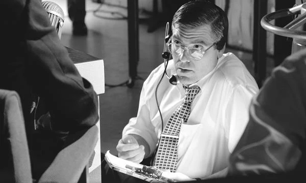 Film "Good Night, and Good Luck" (2005) opowiada o legendzie amerykańskiego dziennikarstwa radiowego i telewizyjnego Edwardzie R. Murrow. "Mój film opowiada  o bohaterze, który bronił praw demokracji i wolności informacji. Chcę poruszyć sumienia, pokazać, że i dziś, w czasach skorumpowanych mediów, odważne i krytyczne dziennikarstwo ma jedyną rację" - mówił George Clooney, reżyser i odtwórca jednej z ról w filmie.