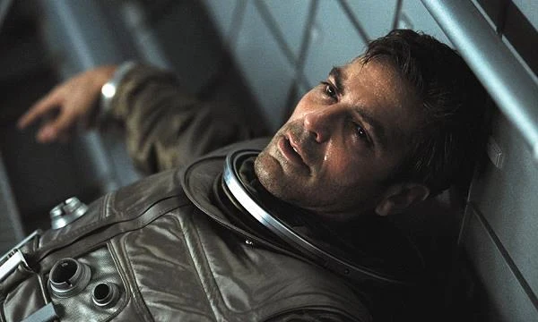 "Solaris" (2003) to ekranizacja słynnej powieści Stanisława Lema w reżyserii Stevena Soderbergha. Bohaterem filmu jest dr Chris Kelvin, psycholog, mający zbadać przyczyny zagadkowych zachowań niewielkiej grupy naukowców na pokładzie stacji kosmicznej Prometeusz. George Clooney marzył o roli Kelvina: "Walczyłem o tę rolę. Po przeczytaniu scenariusza wysłałem Stevenowi list, w którym napisałem: 'Nie wiem, czy mi się uda, ale pozwól mi spróbować'. To był najtrudniejszy materiał aktorski, z jakim dane mi się było dotąd zmierzyć".