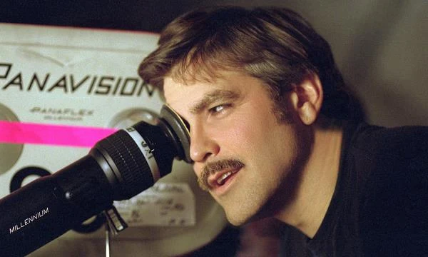 To był reżyserski debiut George'a Clooneya. Za "Niebezpieczny umysł" (2002) aktor otrzymał nagrodę za szczególne osiągnięcia w branży filmowej. "Tak naprawdę to nigdy nie chciałem reżyserować, ale zakochałem się w tym tekście" - wyznał. Film to kronika podwójnego życia, jakie prowadził legendarny gwiazdor Chuck Barris - producent telewizyjny za dnia, a zabójca na usługach CIA w nocy.