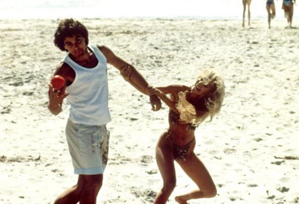 George Clooney jest przykładem aktora, który przebrnął przez wszystkie bodaj stopnie zaawansowania telewizyjno-filmowego, aby znaleźć się na szczycie "fabryki snów". Karierę zaczął pod koniec lat 70., grywając ogony w kiepskich serialach. W latach 80. udało mu się przebić do kina, jednak o poziomie filmów, w jakich się pojawiał najlepiej świadczą ich tytuły: "Powrót do upiornej szkoły", "Magiczna bańka", "Masakra w centrum handlowym" czy "Powrót zabójczych pomidorów"!