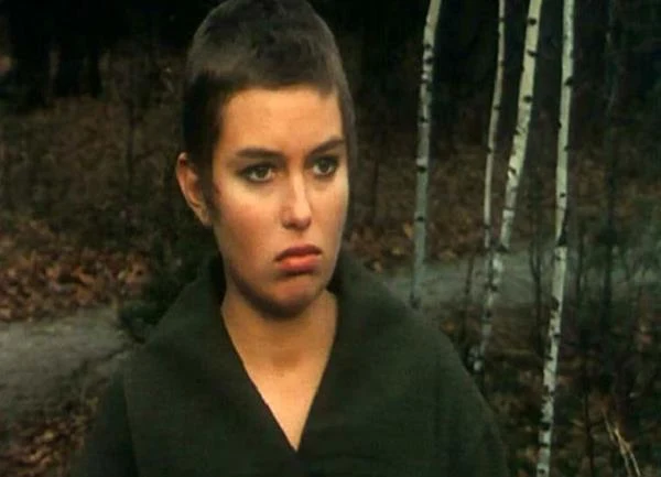 Informacja, jakoby rola w "Szamance" była jej aktorskim debiutem, jest jednak nieprawdziwa. Jako Iwona Petrykowska pojawiła się w 1993 roku w jednej scenie w filmie Radosława Piwowarskiego "Uprowadzenie Agaty". Zagrała w nim dziewczynę aresztowanego Ryśka, która oddaje się na stogu siana funkcjonariuszowi policji w zamian za gwarancję uwolnienia ukochanego.