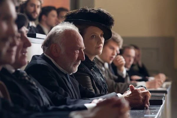 W filmie, obok Karoliny Gruszki, wystąpią również m.in. Daniel Olbrychski w roli Emile'a Amagata, zagorzałego przeciwnika Marii, oraz Izabela Kuna w roli Bronisławy Skłodowskiej, siostry noblistki. Ponadto w obsadzie znajdą się aktorzy francuscy (m.in. Andre Wilms i Charles Berling) oraz niemieccy (Sabin Tambrea, Samuel Finzi) - fot. Grzegorz Hartfiel W filmie, obok Karoliny Gruszki, wystąpią również m.in. Daniel Olbrychski w roli Emile'a Amagata, zagorzałego przeciwnika Marii, oraz Izabela Kuna w roli Bronisławy Skłodowskiej, siostry noblistki. Ponadto w obsadzie znajdą się aktorzy francuscy (m.in. Andre Wilms i Charles Berling) oraz niemieccy (Sabin Tambrea, Samuel Finzi) - fot. Grzegorz Hartfiel