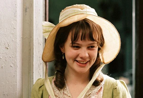 Szczęśliwym zbiegiem okoliczności okazało się, że ekipa poszukuje zupełnie nieznanej młodej aktorki do roli Kitty Bennet, młodszej siostry głównej bohaterki. Mulligan dostała tę rolę, by zaraz później zaliczyć kolejny dobrze przyjęty występ przed kamerą, tym razem w miniserialu "Samotnia".