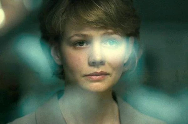 Mniej filuterne oblicze Mulligan zaprezentowała w kolejnym ekranowym występie - dramacie sci-fi "Nie opuszczaj mnie" (2010) w reżyserii Marka Romanka. Aktorkę oglądaliśmy również w innych obrazach:  "Najlepszy", "Wrogowie publiczni" i "Bracia".