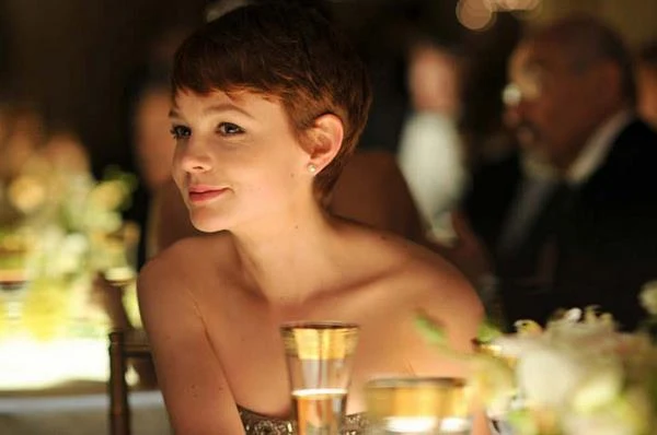 W 2010 roku Mulligan została okrzyknięta przez "Harper Baazar" najlepiej ubraną kobietą roku.Modowe wyróżnienie przyjęła z zaskoczeniem: "Wcale nie przywiązuję aż takiej wagi do mody, mam wspaniałą stylistkę, która mnie ubiera" (na zdjęciu - w filmie "Wall Street: Pieniądz nie śpi" Olivera Stone'a).

