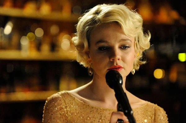 W głośnym "Wstydzie" (2012) Steve'a McQueena wcieliła się w postać Sissy, siostry granego przez Michaela Fassbendera seksoholika. - Jestem przeciwna przyjmowaniu propozycji, które są do siebie podobne w sensie aktorskim. Ta rola wydawała się być nieznanym lądem. Czekałam, aż na mojej drodze pojawi się bohaterka z problemami zupełnie innego rodzaju - mówiła aktorka a jedną z niezapomnianych scen w filmie jest jej interpretacja przeboju "New York, New York".

