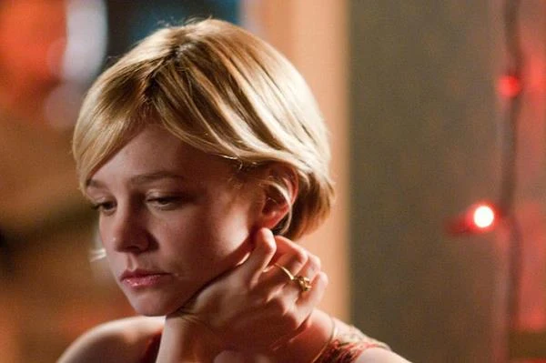 Akorkę oglądaliśmy też u boku Rysana Goslinga w filmie "Drive" (2011) Nicolasa Windinga Refna. - Generalnie nie jestem zaczepiana na ulicy. Zresztą, zazwyczaj wyglądam wtedy zupełnie inaczej, niż na ekranie. Mam twarz, którą określa się mianem plastycznej - nie wyróżniam się zanadto - mówiła o sobie Mulligan.