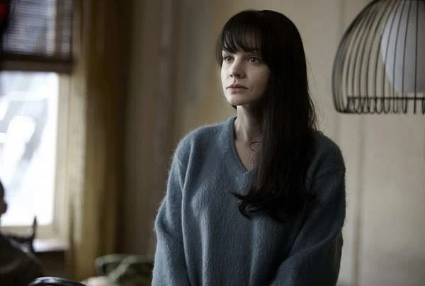 W filmie braci Coen "Co jest grane, Davis?" Mulligan skończyła z wizerunkiem miłej dziewczyny, by zamienić się w odważną i pyskatą brunetkę. "Przesłuchaliśmy wiele aktorek do tej roli, ale Carey przysłała nam bardzo zabawne nagranie. Zabawne dlatego, że była na nim wściekła" - mówi jeden z reżyserów, Ethan Coen. "Niektórych aktorów łatwiej sobie wyobrazić w określonej erze niż innych. My z łatwością wyobrażaliśmy sobie Carey w tych czasach. Przyszło nam też do głowy, że zabawnie będzie powierzyć jej rolę takiej złośnicy - gdyż ten typ postaci nie jest z nią kojarzony" - dodawał Joel Coen.
