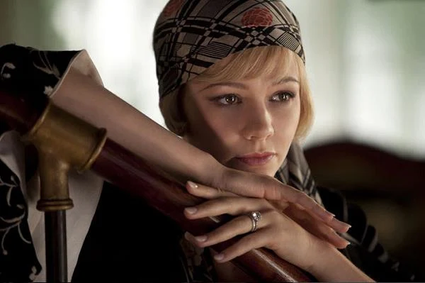 W 2013 roku na ekranach kin pojawiła się w "Wielkim Gatsbym", będącym filmową adaptacją powieści F. Scotta Fitzgeralda, w której zagrała rolę Daisy Buchanan. - Nigdy wcześniej nie grałam w filmie, w którym byłabym ubrana w ten sposób. Grałam wcześniej w dramatach kostiumowych, nosiłam gorsety i pióropusze, ale nie były tak stylowe i tak piękne. To dawało ogromną różnicę, nie byłam pewna jak stroje, jakie nosiłam, wpłyną na to, jak będę się poruszać czy siadać - tłumaczyła Mulligan.