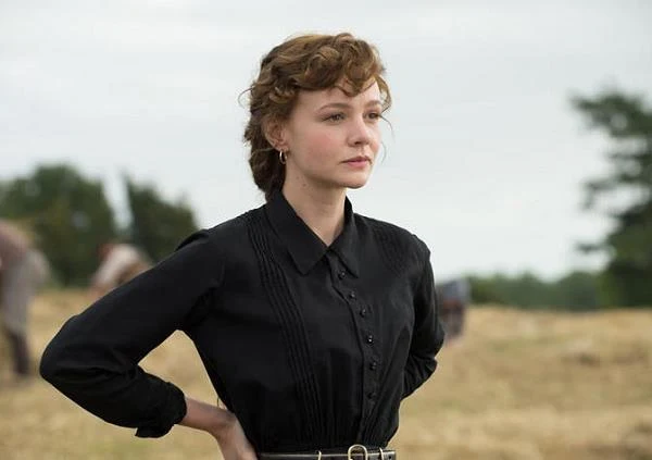 Niedługo Mulligan zobaczymy na ekranie w dramacie kostiumowym, będącym ekranizacją powieści Thomasa Hardy'ego "Z dala od zgiełku". Aktorka zagrała żyjącą w XIX wieku Bathsheba Everdene, piękną i niezależną Angielkę, która odziedzicza farmę po zmarłym wuju. Wszyscy oczekują, że Bathsheba natychmiast wyjdzie za mąż i zajmie się wychowaniem dzieci, jednak ona nie zamierza wiązać się bez miłości, czekając na tego jedynego.