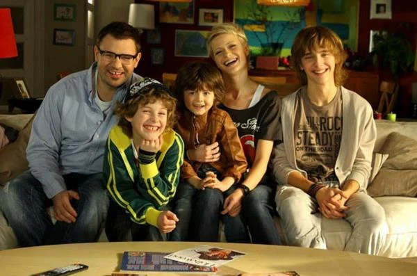 Przełomem w karierze Adama Zdrójkowskiego była jednak rola w "rodzince.pl". Na ostatnim etapie castingu miał jednak poważną konkurencję. - Był chłopak, który do roli Kuby podobno pasował lepiej niż ja, ale nie poradził sobie podczas zadań z drugim aktorem, czyli z Mateuszem. On go peszył. W tym wypadku wybrano mnie, bo złapałem z młodym wspólny język. Chyba przydało się moje wcześniejsze doświadczenie z innych seriali, gdzie też grałem z młodszymi dziećmi - wspomina Zdrójkowski.