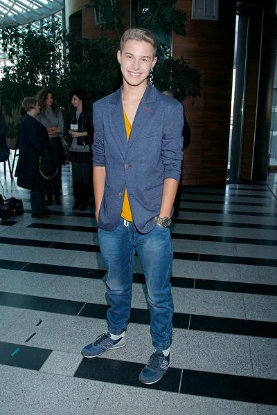 Ile młody aktor zarobił na występach w "rodzince.pl"? - Jestem niepełnoletni więc nie mogę sam podpisywać umów z bankiem. Ale wiem, że pieniądze, które zarabiam, są odłożone na koncie. Finansami zajmuje się mama, która wszystko rozlicza i zapisuje wydatki. Nawet nie wiem ile tych pieniędzy mam - śmieje się w wywiadzie dla ''Tele Tygodnia''.