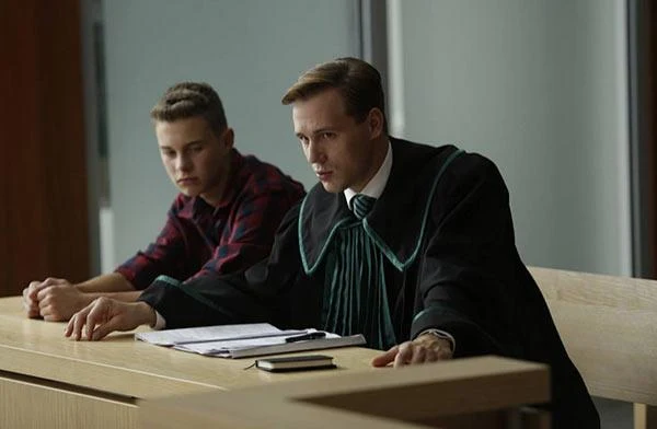 Adama Zdrójkowskiego mogliśmy ostatnio oglądać w innych produkcjach TVP. Młody aktor pojawił się gościnnie w "Ojcu Mateuszu", występił też w jednym odicnku serialu "O mnie się nie martw" (na zdjęciu).