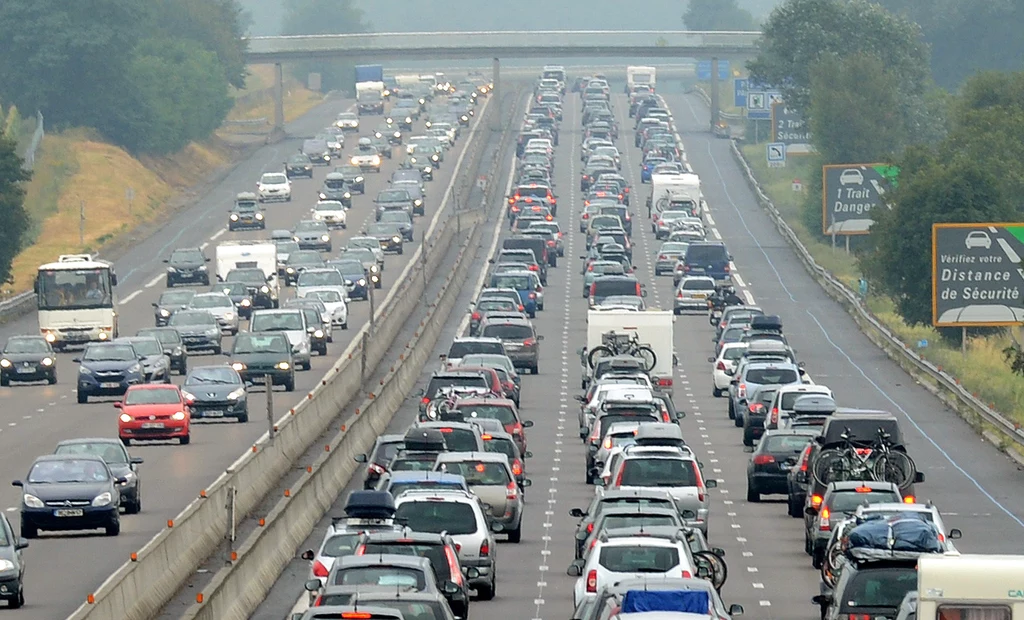 Autonomiczne samochody mogą pomóc zaoszczędzić czas podróży wybierając optymalną trasę na podstawie danych o natężeniu ruchu.