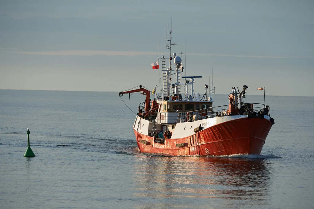 Załogę na swój pokład podjął statek "Aphrodite" należący do przedsiębiorstwa Petrobaltic, który również przyholował jacht do portu we Władysławowie. fot. Adam Warżawa