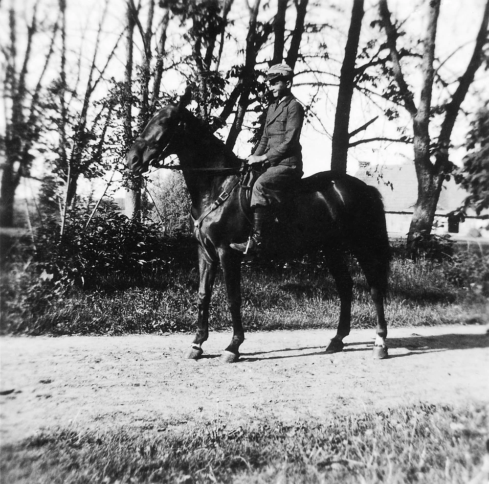 Młody Wojciech Jaruzelski konno, około 1935 r. Młody Wojciech Jaruzelski konno, około 1935 r.