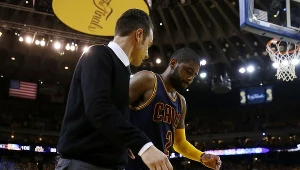 Kontuzjowany Kyrie Irving opuszcza parkiet