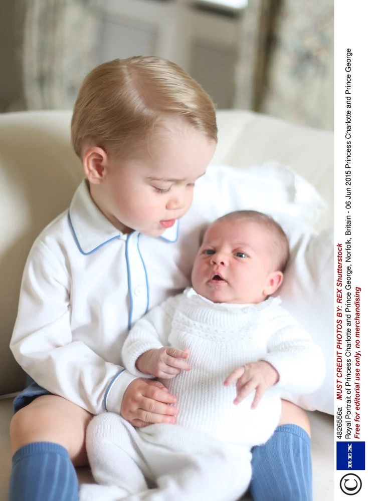 Pałac Kensington opublikował serię zdjęć 2-letniego księcia George'a i jego maleńkiej siostrzyczki, Charlotte Pałac Kensington opublikował serię zdjęć 2-letniego księcia George'a i jego maleńkiej siostrzyczki, Charlotte