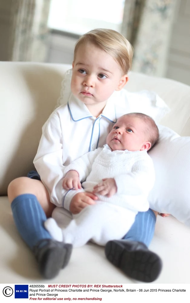 Pałac Kensington opublikował serię zdjęć 2-letniego księcia George'a i jego maleńkiej siostrzyczki, Charlotte Pałac Kensington opublikował serię zdjęć 2-letniego księcia George'a i jego maleńkiej siostrzyczki, Charlotte