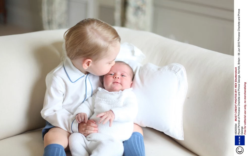 Pałac Kensington opublikował serię zdjęć 2-letniego księcia George'a i jego maleńkiej siostrzyczki, Charlotte Pałac Kensington opublikował serię zdjęć 2-letniego księcia George'a i jego maleńkiej siostrzyczki, Charlotte