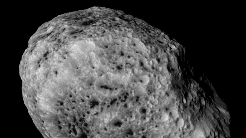 Hyperion widziany z sondy Cassini.