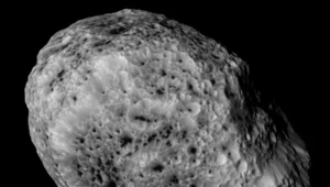 Hyperion widziany z sondy Cassini.