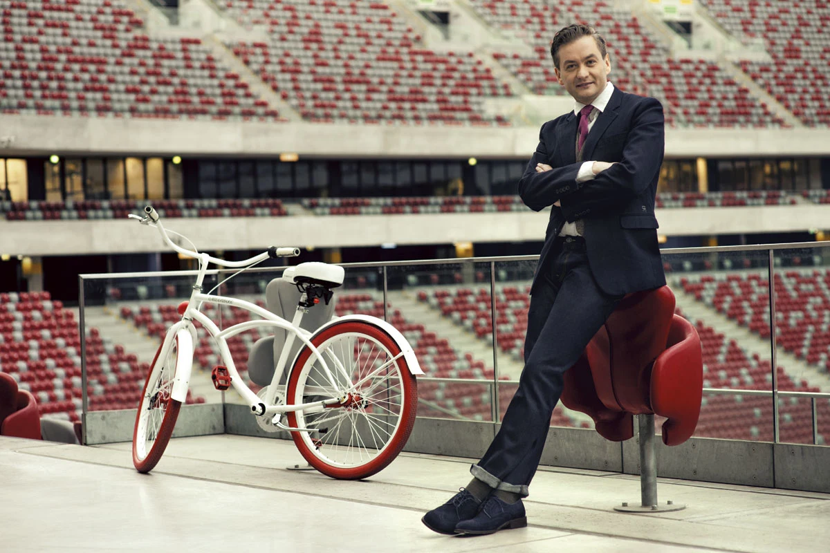 Gdy został prezydentem Słupska znowu okazał się "inny". Zrezygnował z limuzyny, jeździ na rowerze. Kazał urzędnikom pić wodę z kranu, bo dobra i tania. Na razie mu klaszczą i mówią dzień dobry Gdy został prezydentem Słupska znowu okazał się "inny". Zrezygnował z limuzyny, jeździ na rowerze. Kazał urzędnikom pić wodę z kranu, bo dobra i tania. Na razie mu klaszczą i mówią dzień dobry