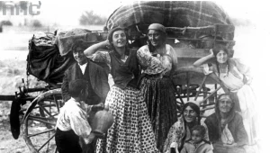 Cyganie na tle wozu - zdjęcie z okresu międzywojennego