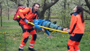 Pirotechnicy ruszą do akcji... A Piotr i Martyna kilka godzin spędzą uwięzieni na środku pola minowego, cały czas trzymając nosze z chorym