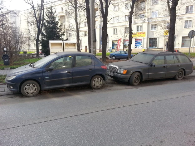 Jeśli porzucone auto nie ma tablic i zniszczoną tabliczkę znamionową, właściciela nie da się ustalić