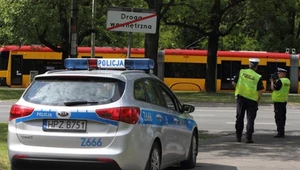 Policja poluje, kierowcy tracą prawa jazdy, a dyskusja trwa