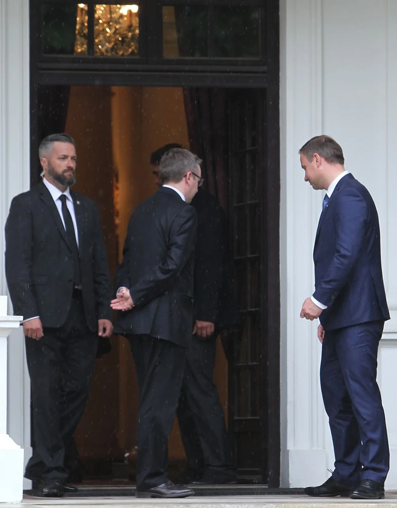 Prezydent elekt Andrzej Duda i poseł PiS Krzysztof Szczerski po spotkaniu w Pałacyku na Foksal w Warszawie z przebywającym z wizytą w Polsce wiceprezydentem i premierem Zjednoczonych Emiratów Arabskich, emirem Dubaju szejkiem Mohammedem bin Rashid Al-Maktoumem.