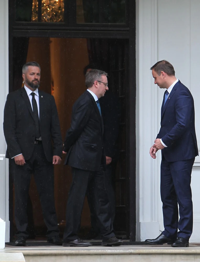 Prezydent elekt Andrzej Duda i poseł PiS Krzysztof Szczerski po spotkaniu w Pałacyku na Foksal w Warszawie z przebywającym z wizytą w Polsce wiceprezydentem i premierem Zjednoczonych Emiratów Arabskich, emirem Dubaju szejkiem Mohammedem bin Rashid Al-Maktoumem.