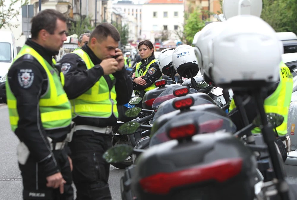 Policja przed Pałacykiem na Foksal w Warszawie