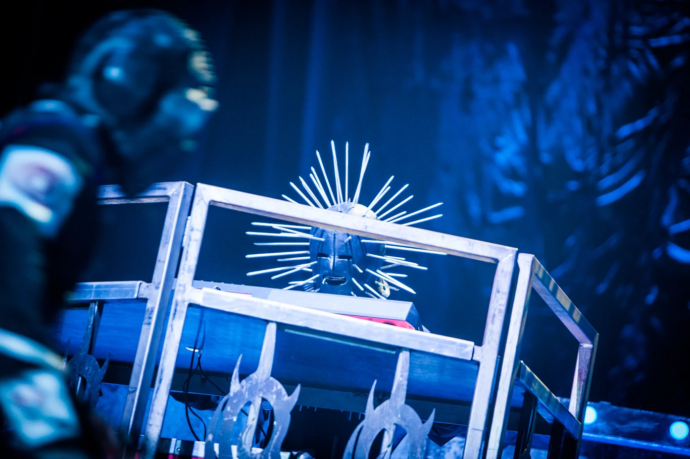 Craig Jones w specjalnej klatce w trakcie koncertu Slipknot