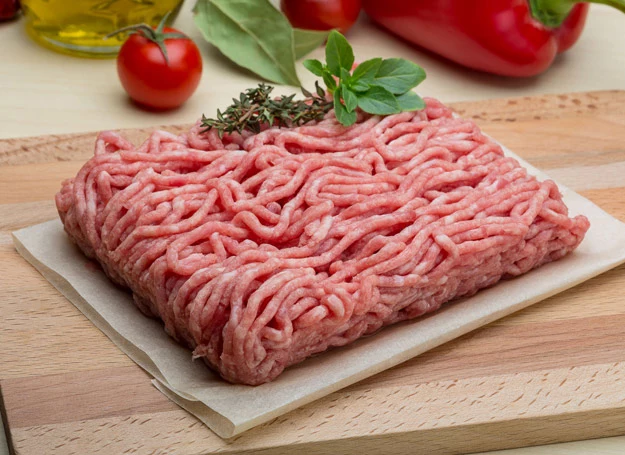 Mięso sprzedawane luzem powinno mieć lekko wilgotną powierzchnię i być pozbawione przebarwień.