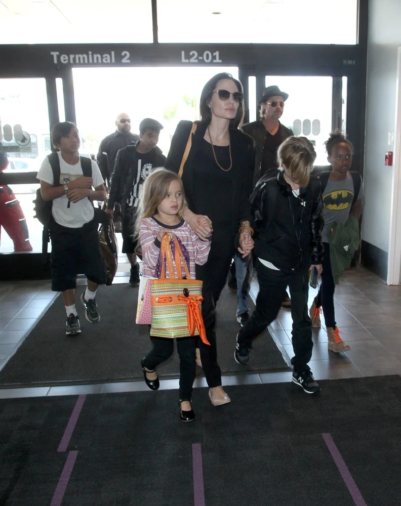Angelina Jolie i Brad Pitt z dziećmi na lotnisku