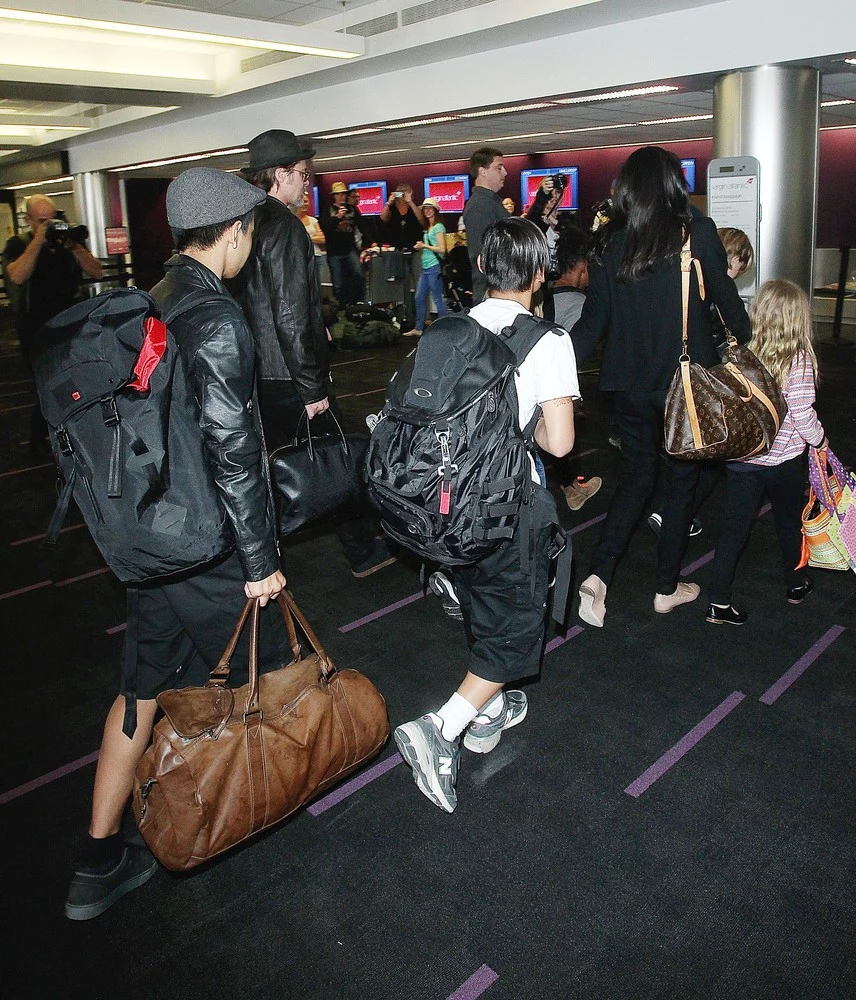 Angelina Jolie i Brad Pitt z dziećmi na lotniksu