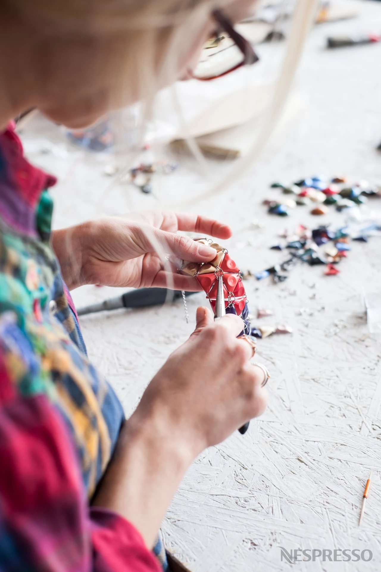 Projektantka mody Małgorzata Bochenek (BOHO) nadała kapsułkom Nespresso drugie życie Projektantka mody Małgorzata Bochenek (BOHO) nadała kapsułkom Nespresso drugie życie