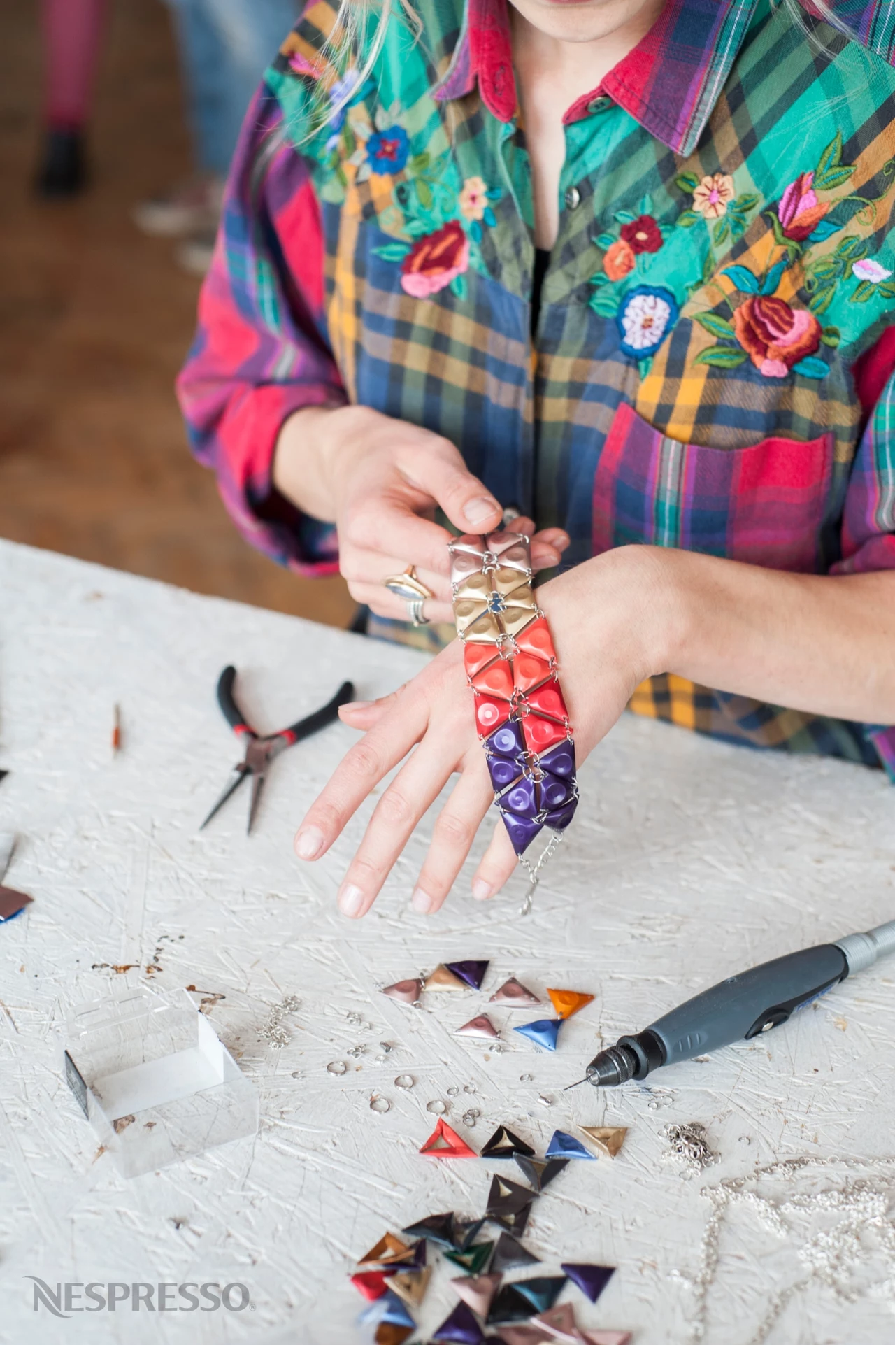Projektantka mody Małgorzata Bochenek (BOHO) nadała kapsułkom Nespresso drugie życie Projektantka mody Małgorzata Bochenek (BOHO) nadała kapsułkom Nespresso drugie życie