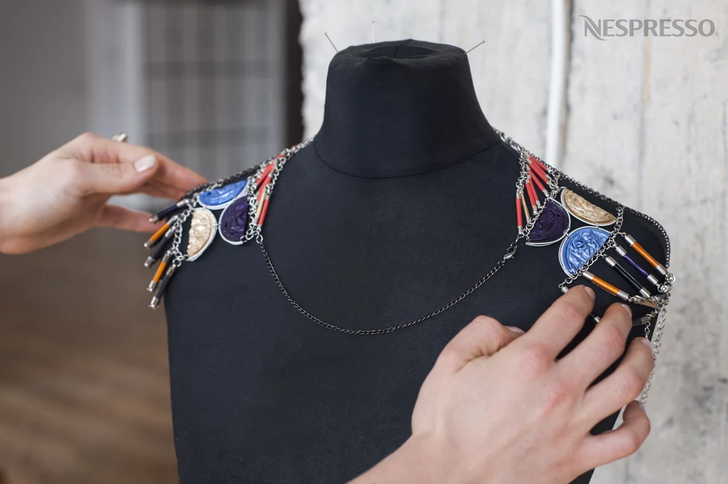 Projektantka mody Małgorzata Bochenek (BOHO) nadała kapsułkom Nespresso drugie życie Projektantka mody Małgorzata Bochenek (BOHO) nadała kapsułkom Nespresso drugie życie